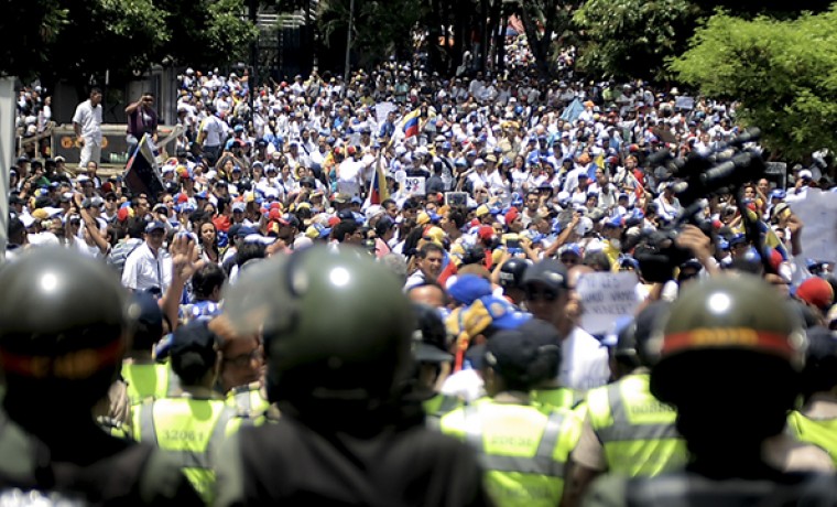 Paz en Colombia y guerra en Venezuela, por Antonio Ecarri Bolívar