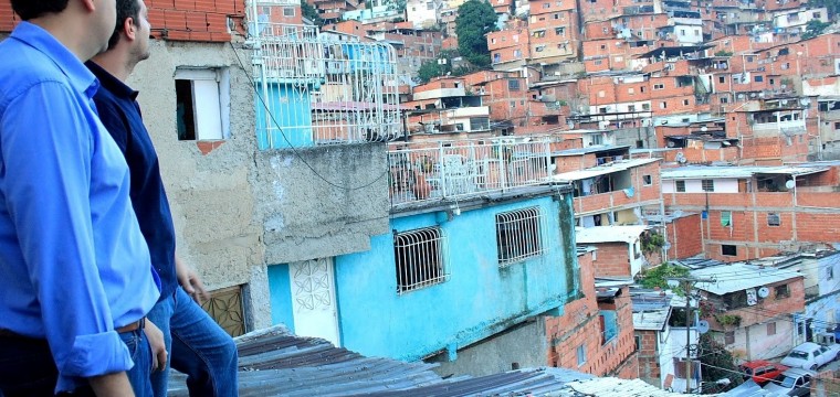 #CiudadALápiz: Caracas es una ciudad secuestrada y en ruinas que debe ser renovada, por Antonio Ecarri Angola