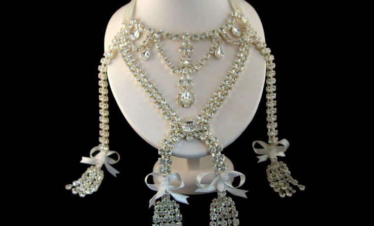 El collar de la reina y la nariz de Cleopatra, por Julio Castillo Sagarzazu